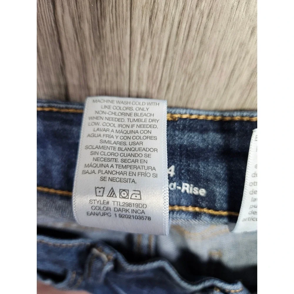 Time and Tru Capri Jeans Women 14 Blue Distressed Mid-Rise Denim